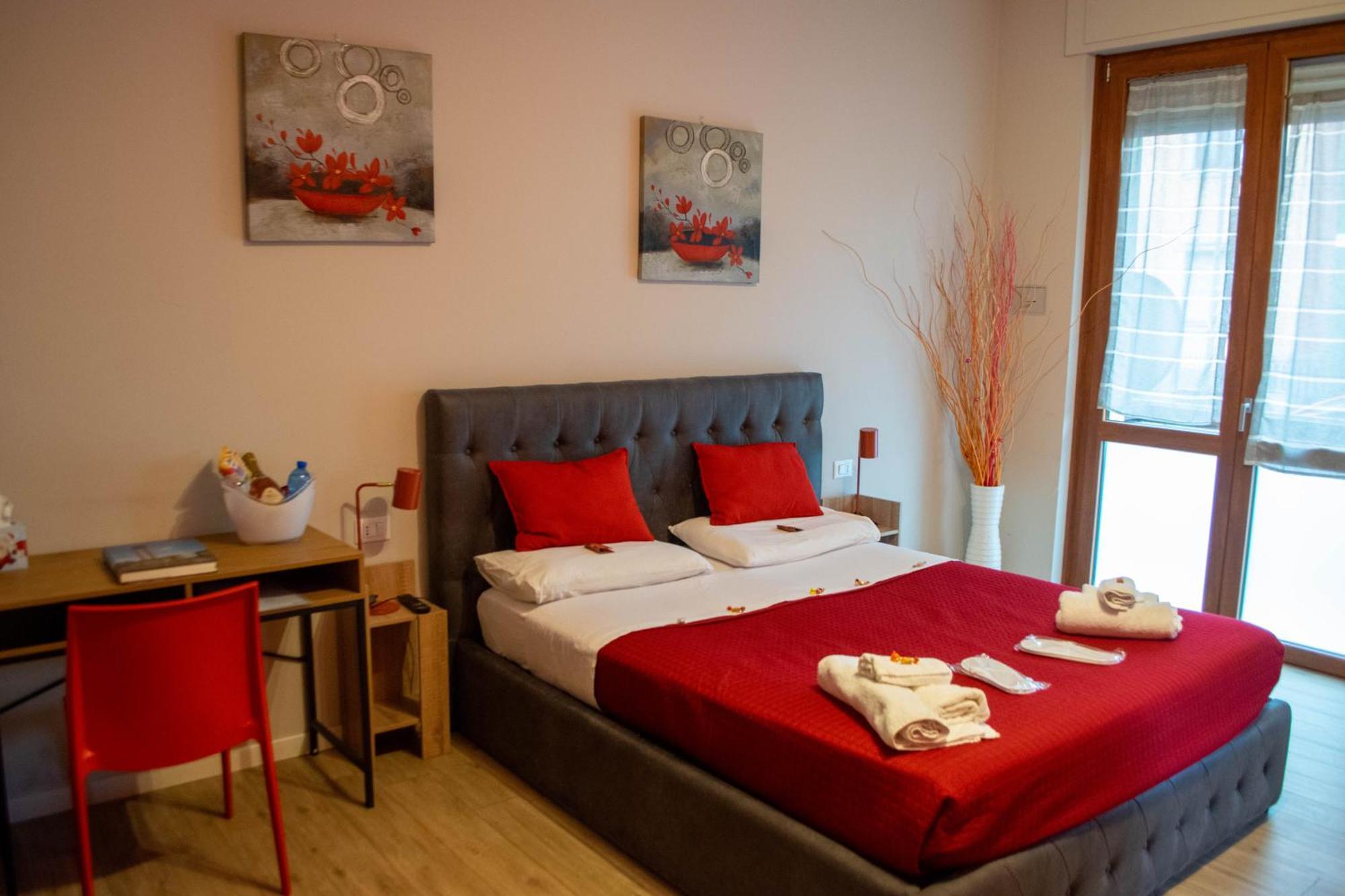 Emmanueli65 Fronte Clinica Per 4 Matrimoniale E Castello Bed & Breakfast Piacenza Bagian luar foto